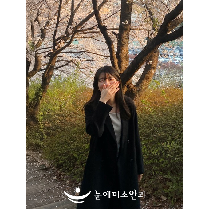 일단 렌즈를 꼈다뺐다 하지 않아서 너무 좋다. 안구건조증도 없고 시력 너무 좋고!